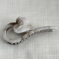 Dettaglio della grande pinza per capelli a cuore con motivo marmorizzato grigio e trama a inchiostro - Motivo Inchiostro Bianco Marrone
