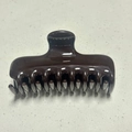 Detailansicht der glänzenden schokobraunen Haarklammer mit starker Metallfeder - Quadratischer Knochenstil / 9.5CM / Rotbraun