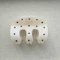 Dettaglio della molletta per capelli crema con pois neri su tessuto grigio chiaro - Medio / Stile a 3 Artigli Bianco