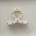 Dettaglio ravvicinato della pinza per capelli color crema a pois con molla d'oro - Medio / Stile Piccola Croce Bianco