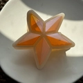 Détail de la pince à cheveux en forme d'étoile en résine orange et cadre crème doux - Étoile Orange Clair avec Paillettes Argentées