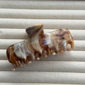 Dettaglio macro della pinza per capelli marmorizzata in acetato marrone e beige - Inchiostro Giallo (9.5cm)