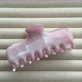 Dettaglio della trama marmorizzata rosa e bianca su un grande fermaglio per capelli - Inchiostro Rosa (9.5cm)