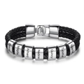 Detail von geflochtenem Lederarmband mit gravierten Edelstahlperlen für Namen - Stahlarmband Mit Sieben Perlen