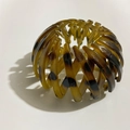 Bird's nest hair clip with tortoiseshell pattern and expandable resin design - Amber
