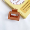 Elegante pinza de pelo rectangular marrón mate para mujer con un estilo coreano minimalista - Naranja