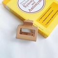 Pinza para el cabello rectangular hueca caqui mate para mujer sobre fondo blanco y amarillo - Café Claro