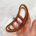 Pinza de pelo grande ámbar translúcida de media luna con resorte metálico para pelo grueso - Café Gelatina