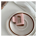 Pince à cheveux carrée rose et marron avec design ajouré sur une assiette en céramique - Sakura Latte