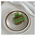 Pince à cheveux carrée bicolore verte et marron sur une coupelle en céramique - Matcha Frappuccino