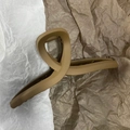 Detailansicht der 13cm matt karamellbraunen Haarklammer mit gekreuztem Spiraldesign - Groß / Khaki