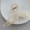 Dettaglio molletta per capelli a fiocco crema traslucido con molla in metallo dorato - Bianco Gelatina