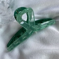 Pince à cheveux bicolore vert foncé et menthe translucide sur tissu blanc plissé - Style Croisé / Vert
