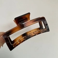 Détail d'une grande pince à cheveux écaillée de 13cm avec ressort métallique robuste - Tortoise