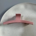 Pince à cheveux rose brillante minimaliste sur un plateau en céramique pour cheveux longs - Rose Brillant