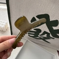 Pinza per capelli 12cm verde oliva traslucida con finitura gelatina liscia in mano - Verde Gelatina