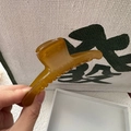 Dettaglio della molletta per capelli 12cm ambra traslucida con finitura in resina - Giallo Verde Gelatina