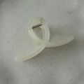 Detalle de pinza para el pelo de 11cm blanco crema con diseño de giro en piedra gris - Blanco Gelatina