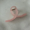 Vista de detalle de la pinza para el pelo en acrílico rosa translúcido con muelle dorado - Rosa Gelatina