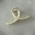Vista detallada de la pinza para el cabello minimalista de 11 cm con forma de lazo - Blanco Brillante