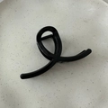 Primer plano de una pinza para el pelo negra de 11 cm con acabado brillante y muelle metal - Negro Brillante