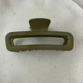 Dettaglio di una grande clip per capelli rettangolare verde oliva con denti ad incastro - Verde Lucido
