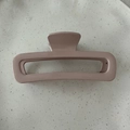Dettaglio di un grande fermaglio per capelli rettangolare rosa cipria opaco per capelli - Rosa Lucido