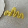 Dettaglio molletta per capelli ondulata 13cm giallo crema in resina lucida per capelli - Giallo