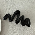 Dettaglio della pinza per capelli ondulata nera lucida da 13 cm con finitura moderna - Nero Lucido