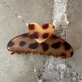 Detailansicht der herzförmigen Haarklammer mit Schildpatt- und Leopard-Muster im Vintage-Stil - Mattiertes Leoparden Herz-Clip Halbkreis Solid