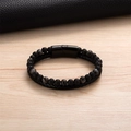 Dettaglio macro del bracciale in pelle intrecciata con perle laviche e chiusura magnetica - Bracciale Pietra Lavica