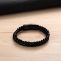 Dettaglio di bracciale da uomo a doppio strato con perle nere e pelle intrecciata - Pietra di Sabbia Blu