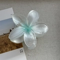 Detailansicht der eisblauen Blumen-Haarklammer mit Farbverlauf auf textilem Untergrund - Große Grüne Blume (8cm)