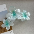 Vue détaillée d'une grande pince à cheveux fleurie avec dégradé bleu nacré élégant - Triple Fleur Verte (10cm)