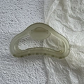 Dettaglio di una pinza per capelli verde chiaro opaca con texture satinata e molla in metallo - Verde Chiaro Opaco
