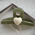 Pinza para el pelo en resina verde oliva con un detalle de corazón crema brillante - Verde