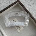 Detalle de una pinza cuadrada transparente con patrón de encaje y perlas dobles - Estilo Cuadrado Plano Blanco Encaje Perla