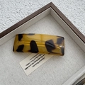 Dettaglio del fermaglio per capelli a tartaruga in un vassoio di legno decorativo - Grande / Stile Ambra (KBX-666)