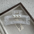 Detalle de pinza para el pelo transparente con patrón de encaje y tres perlas blancas - Estilo Cuadrado Blanco Encaje Perla