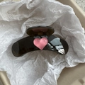 Dettaglio di una pinza per capelli marrone traslucida con cuore rosa 3D su sfondo bianco - Clip Grigio Scuro Cuore Rosa