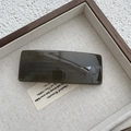 Dettaglio di un fermaglio per capelli quadrato marrone scuro su un vassoio di lino - Grande / Stile Grigio Scuro (KBX-666)