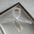 Detalle de pinza para el pelo transparente con diseño de encaje y una perla central fina - Estilo Cruzado Blanco Encaje Perla