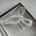 Detalle de pinza para el cabello transparente con encaje blanco y una perla central - Estilo Lazo Blanco Encaje Perla