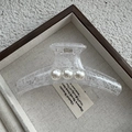 Vue détaillée de la pince à cheveux en dentelle transparente avec trois perles blanches - Modèle Barrette Blanche Dentelle Perle