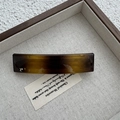 Dettaglio del fermaglio per capelli in tartaruga ambrata su vassoio espositivo - Piccolo / Stile Ambra (KBX-566)