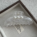 Détail d'une pince à cheveux en dentelle transparente ornée de trois grandes perles blanches - Modèle Yuanbao Blanc Dentelle Perle
