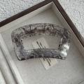 Gros plan de la pince à cheveux transparente avec motif dentelle et perles blanches - Modèle Carré Plat Noir Dentelle Perle