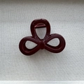 Detailed top view of a dark red thickened PC hair claw clip with a glossy finish - Figure-8 Style Ankara Red / Medium