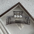 Détail de la pince à cheveux à motif dentelle ornée de trois perles nacrées élégantes - Modèle Carré Noir Dentelle Perle