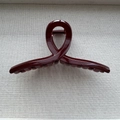 Detail showing high-gloss burgundy hair claw clip with interlocking teeth for styling - Cross Style Ankara Red / Large